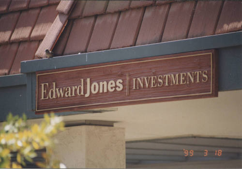 Edward Jones Investments - 5450 South Lakeshore Drive - Tempe, Arizona