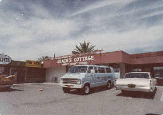 Gracie's Cottage - 2202 East Apache Boulevard, Tempe, Arizona