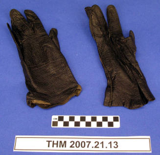 Black leather short gloves.