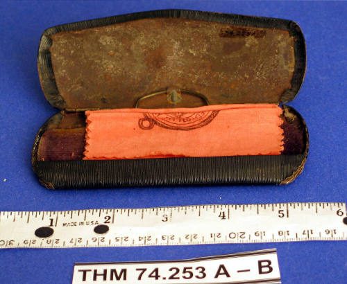 Eyeglasses case with cleaning cloth