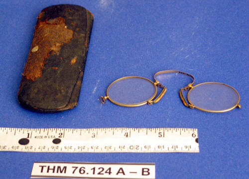 Pince-nez Eyeglasses with case