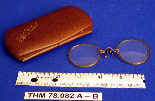 Pince-nez eyeglasses with case