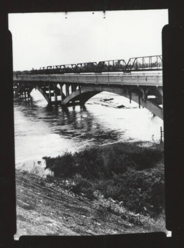 Ash Avenue and railroad bridges over flooded Salt River