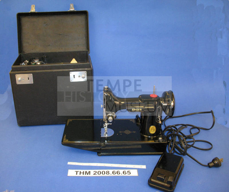 Singer Featherweight Sewing Machine in a Case