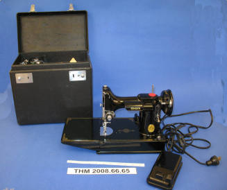 Singer Featherweight Sewing Machine in a Case