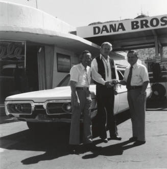 Keys To Car Donated By Dana Brothers Motors Are Turned Over To Tempe Diablos For Auction - Tempe Daily News