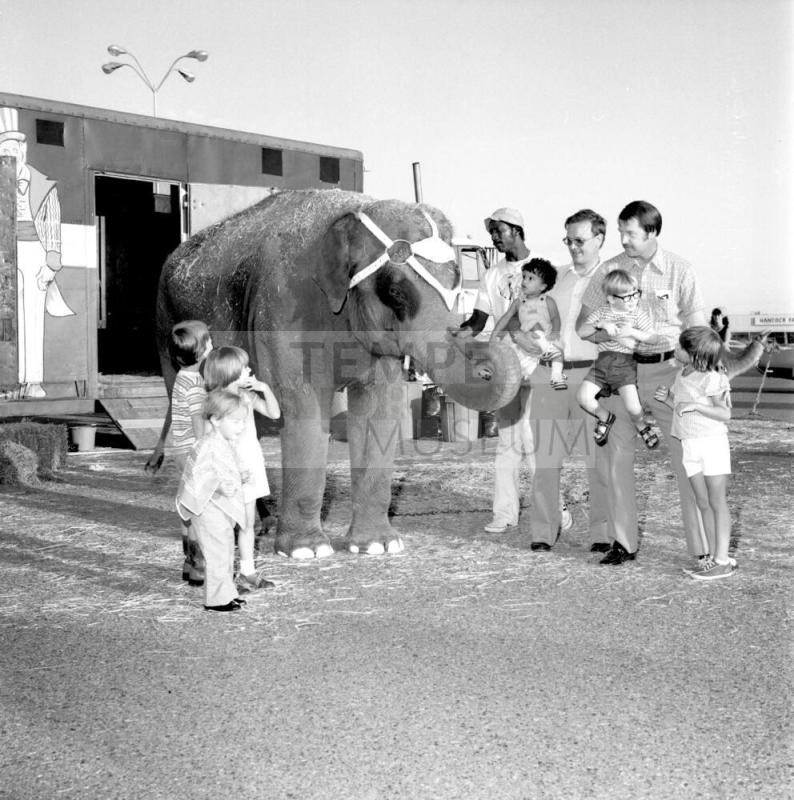 Seeing the big top - Tempe Daily News, May 27 1977