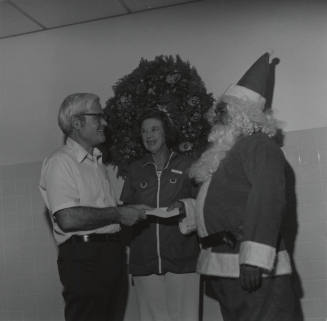 Santa Gets A Helping Hand - Tempe Daily News 12/16/1977