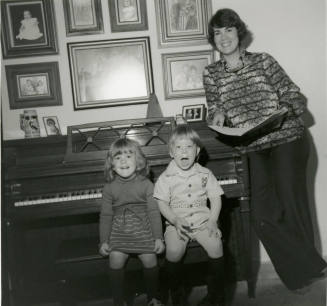 Vocalist Mom and Accompanying Kids (5 of 5)