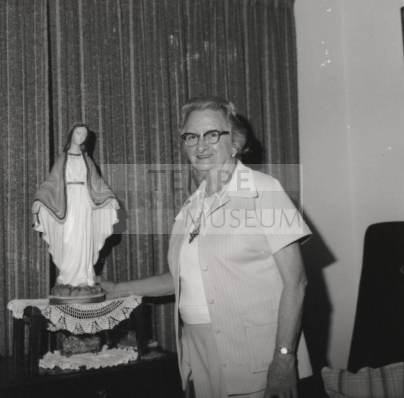 Women form 'living rosary' - Tempe Daily News - October 12, 1985