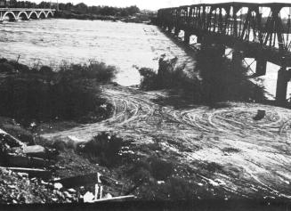 Salt River, Ash Avenue Bridge, Southern Pacific Railroad Bridge