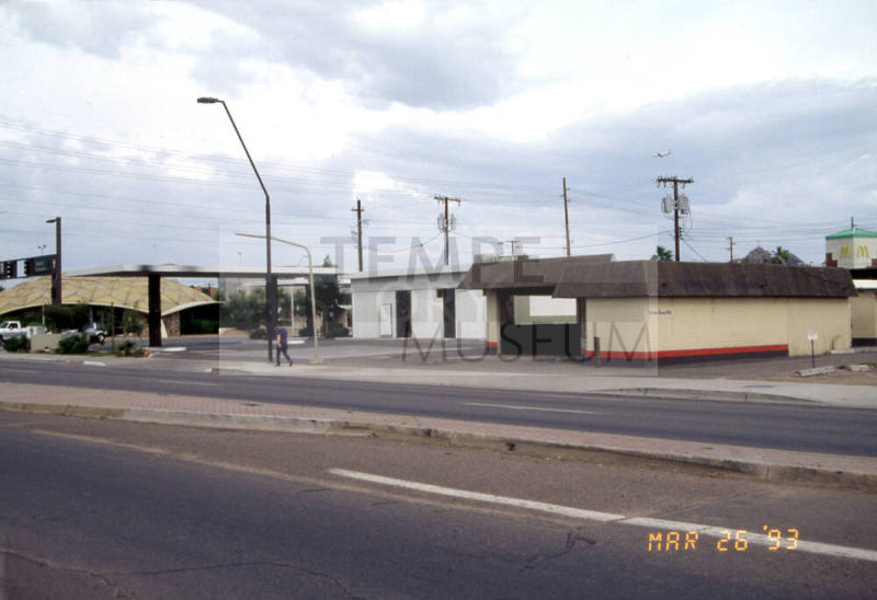 914 and 916 E Apache Boulevard