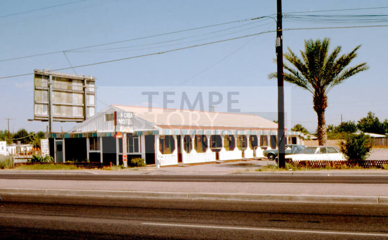 La Casa Motel - 2070 E. Apache