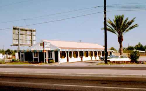 La Casa Motel - 2070 E. Apache