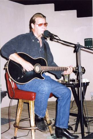 Hans Olson performing at Arizona Roadhouse Brewery