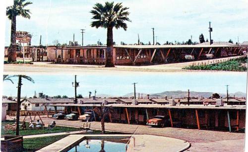 Postcard of Hide-Away Lodge, Tempe, Arizona.