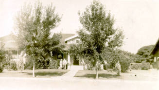 Duplicate photo of Dr. Fenn J Hart and Rosa Brown Hart in front of their Phoenix home