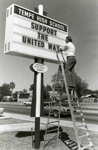 Mayor Mitchell Puts Up United Way Sign
