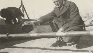 Photo Worker examining a pipe
