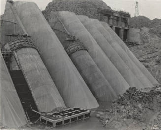 Photo-Partial view of the construction of seven of the Bartlett Dam's buttresses