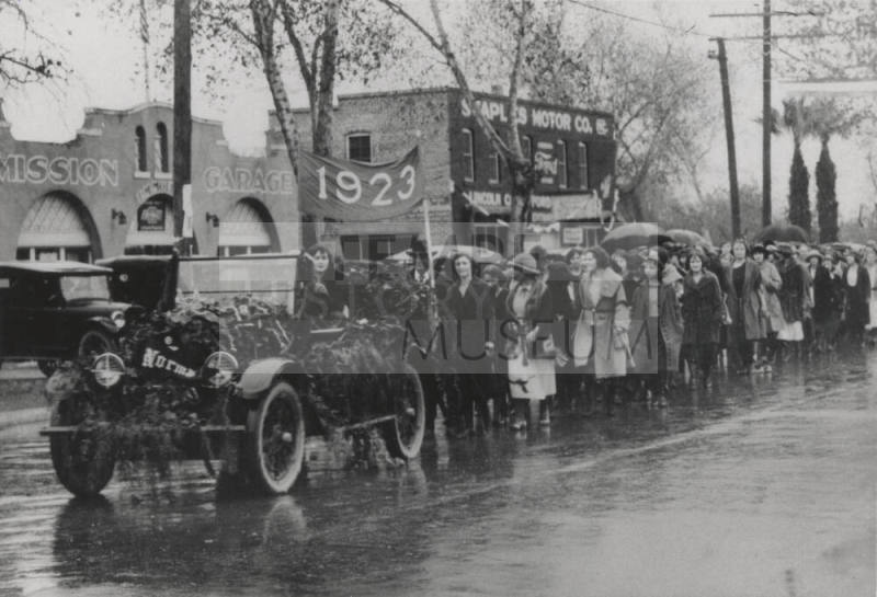 1923 parade in the rain