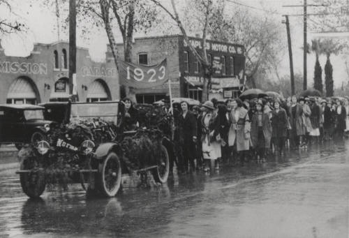 1923 parade in the rain