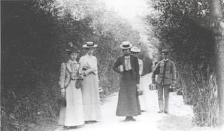 Students awaiting a surrey, North Campus 1899