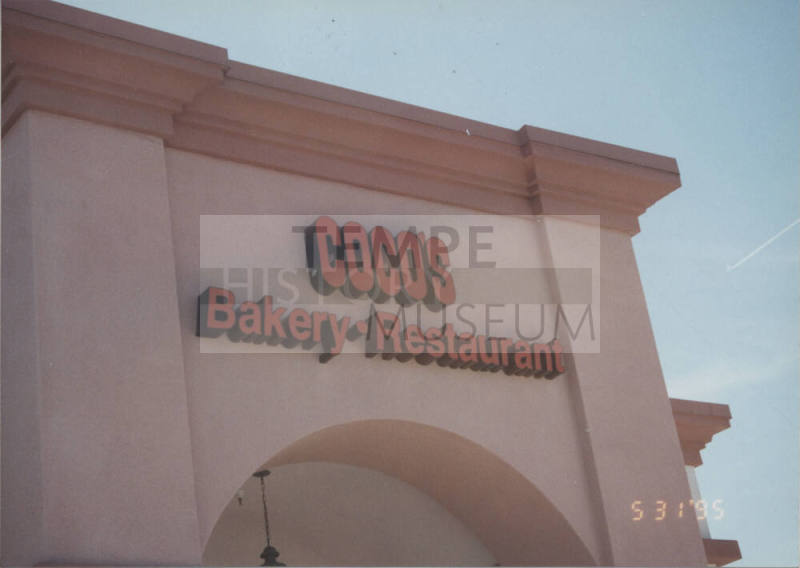 Coco's Bakery Restaurant - 1525 West Elliot Road - Tempe, Arizona