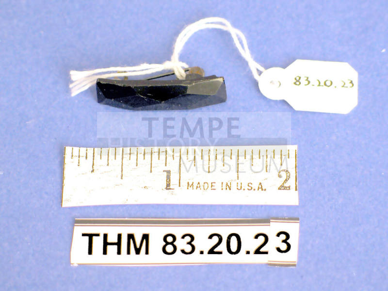 Bar pin with diamond facet