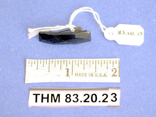 Bar pin with diamond facet