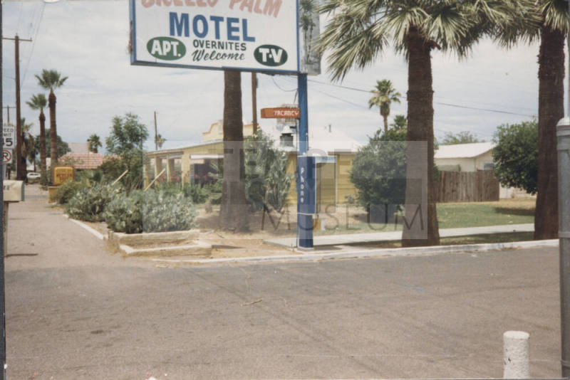 Breezy Palms Motel - 2150 East Apache Boulevard, Tempe, Arizona