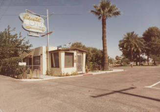 Siesta Motel - 2232 East Apache Boulevard, Tempe, Arizona
