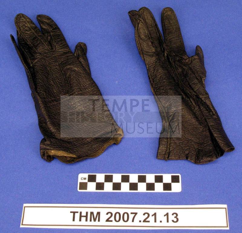 Black leather short gloves.