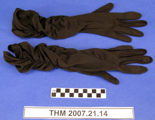 Black ruched evening gloves.