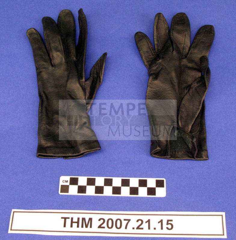 Dark green ladies gloves.