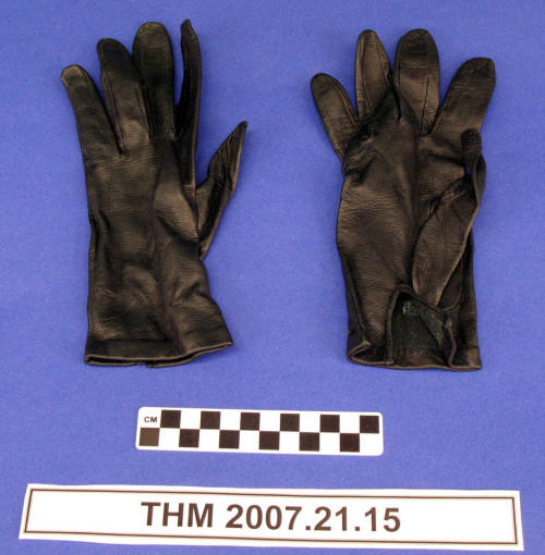 Dark green ladies gloves.