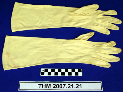 Ladies full-length gloves.