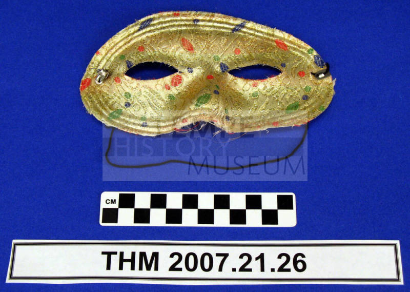 White florentine pattern half mask.