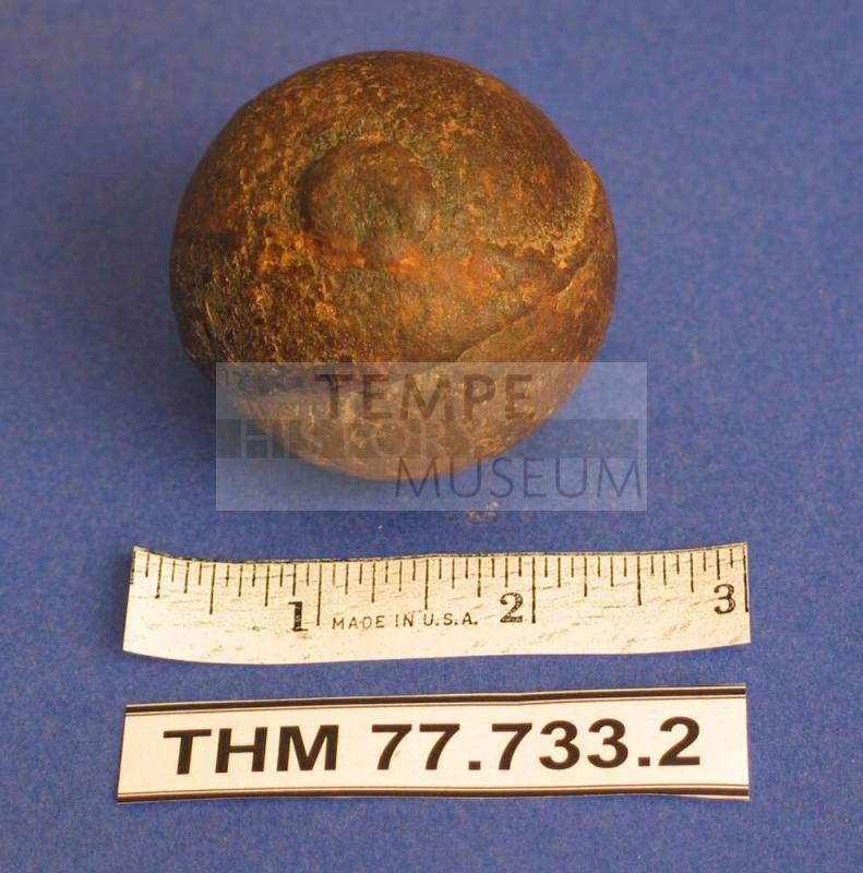 Iron ball ore crusher