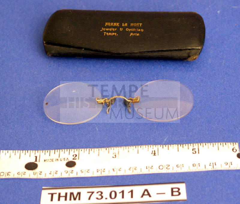 Pince nez eyeglasses with case