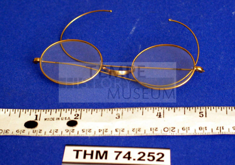 Wire rim eyeglasses