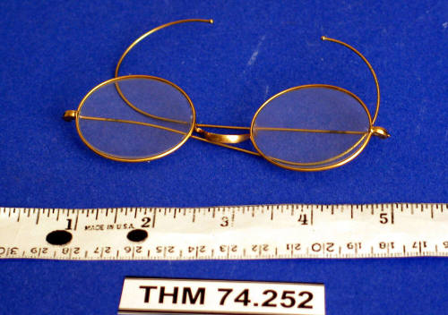 Wire rim eyeglasses