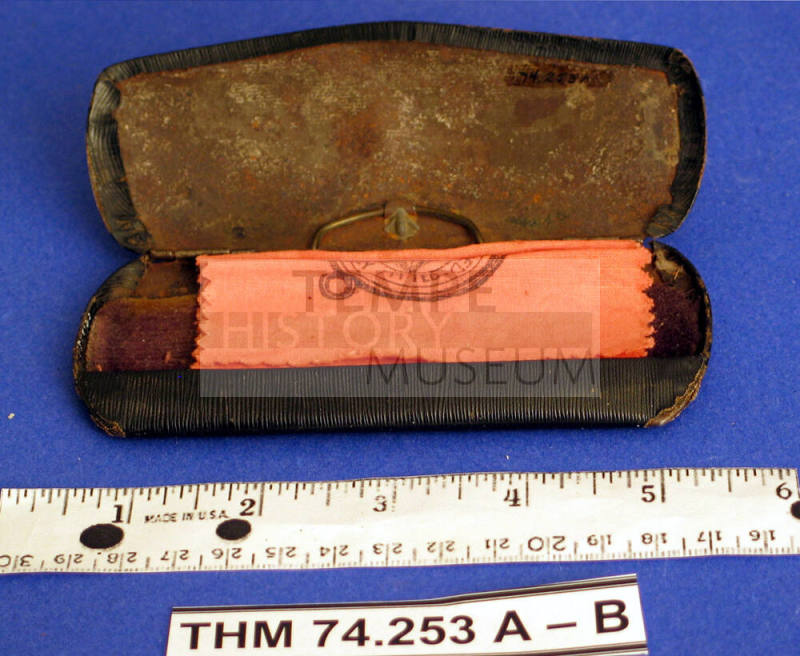 Eyeglasses case with cleaning cloth