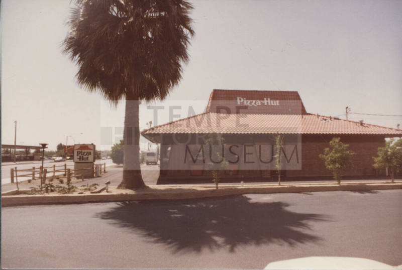 Pizza Hut  - 1420  North Scottsdale Road, Tempe, Arizona