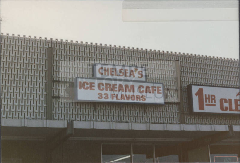 Chelsea's Ice Cream Café - 915 East Broadway Road, Tempe, Arizona