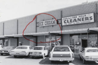 Chelsea's Ice Cream Café - 915 East Broadway Road, Tempe, Arizona