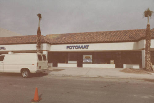 Fotomat    -  1726  East Southern Avenue,  Tempe, Arizona