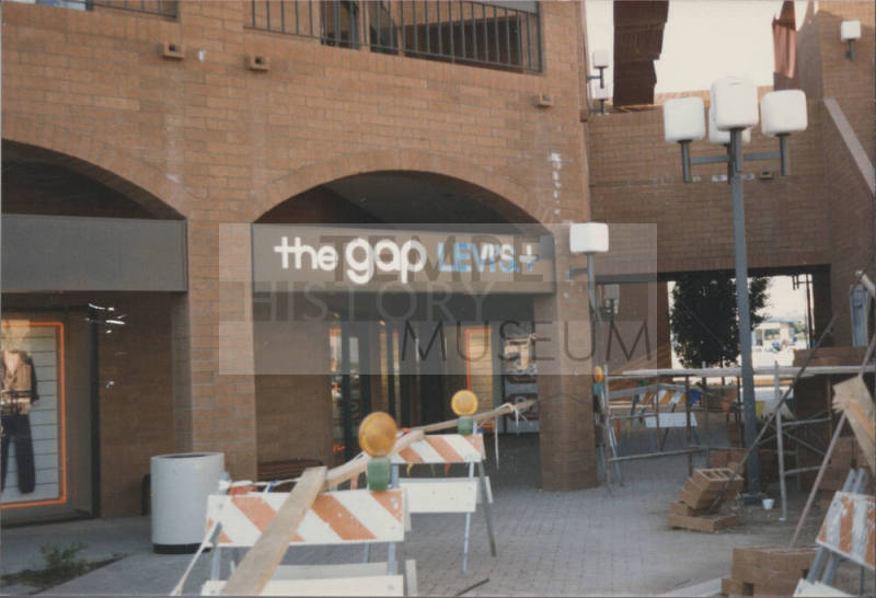 The Gap Levi's +   -  900 East University Drive, Tempe,  Arizona