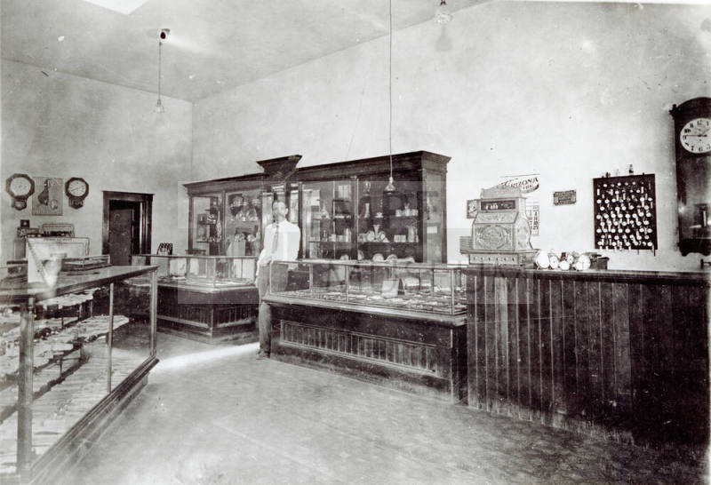 OS-211   Lamonts Jewelry and Optometrist Shop