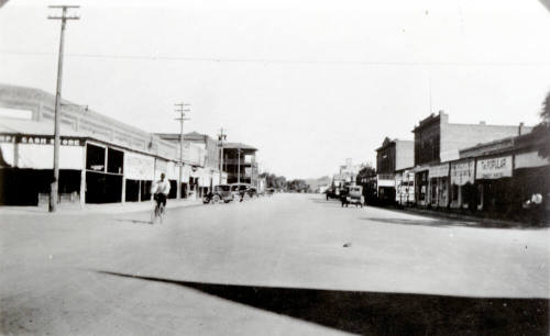 OS-243   North from 5th Street on Mill Avenue